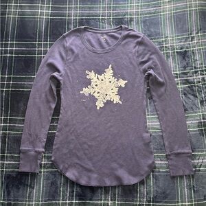 Old Navy Women’s Navy blue long sleeve shirt with snowflake design. Size L.